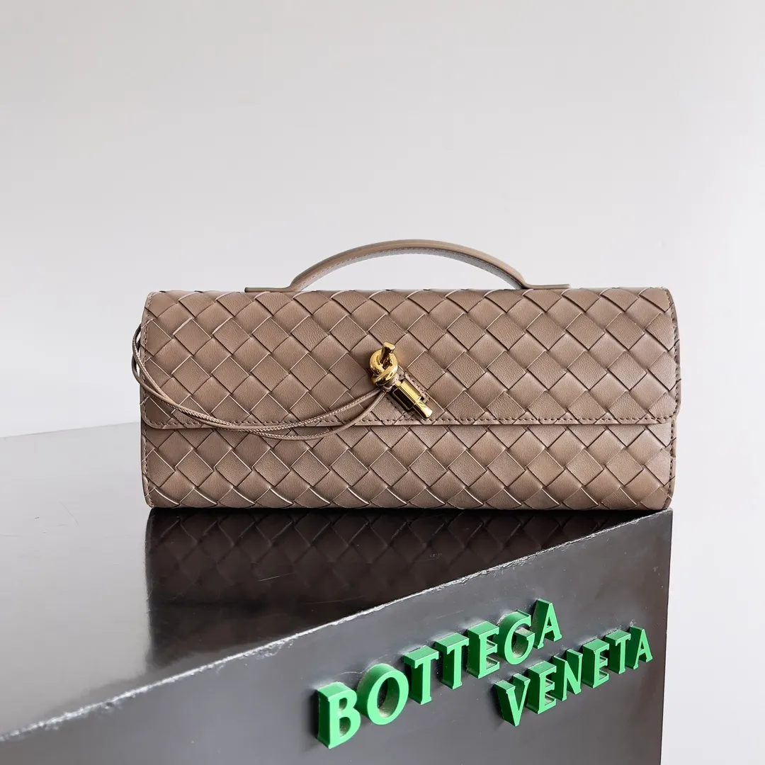 The batch of 1360 BV Andiamo evening handbags has been heavily planted again~ The designer aesthetics in the era of economic downturn are back. I fall in love with it at first sight and can't put it down. It's so beautiful and full of aura. The shape and texture are very competitive. It's light in weight and has sufficient capacity. It's a must-have for fashionistas. It's suitable for many occasions, minimalist, high-end and light luxury. Model No.: 741511 Size: 31*13*3cm